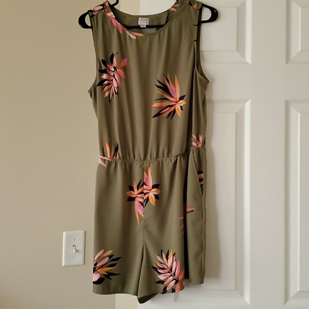 Summer romper with pockets